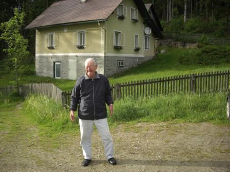 Bill visits Cobbler Lang's house where he was shelterd his second night 