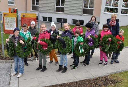 The pupils of the primary school lay wreaths at All Saints Day to the Crosses and the US memorial of the WW2 cemetery. 
